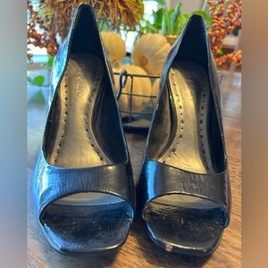 BCBG girls peep toed heels